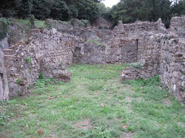 VIII.7.3 Pompeii. September 2010.  Looking north through remains of doorway into VIII.7.4, with Via Stabiana on the right. Photo courtesy of Drew Baker.
