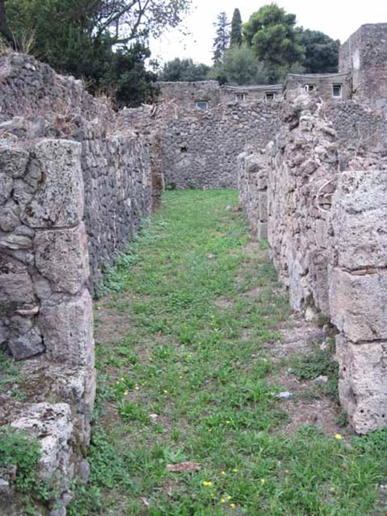 VIII.7.8 Pompeii. September 2010.
Looking west along corridor to rear courtyard/workshop room. Photo courtesy of Drew Baker.