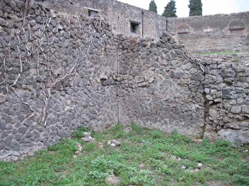 VIII.7.8 Pompeii. September 2010. Rear coyrtyard/workshop room, north-west corner. Photo courtesy of Drew Baker.
According to Mau –
“.. and finally a corridor, through which you pass into a rough complex that I do not know whether it was a small courtyard or a covered room: it was too large to be the kitchen, which moreover is not to be found, nor are there any remains of the hearth.”
See Mau in BdI, 1875, (p.166).
(“… e finalmente un corridoio, per cui si passa in un compreso rozzo che non so se fosse una piccola corte o un vano coperto: era troppo grande per essere la cucina, che d’altronde non si trova, ne vi si trovano avanzi del focolare.”)
