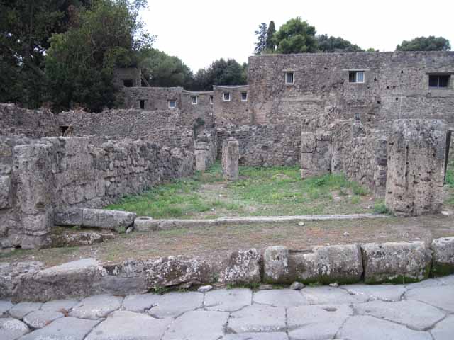 VIII.7.9 Pompeii. September 2010. Entrance threshold or sill, looking south.
Photo courtesy of Drew Baker.