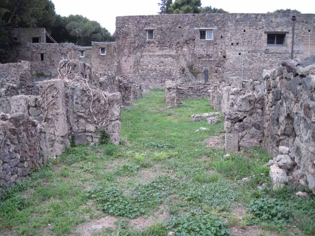 VIII.7.11 Pompeii. September 2010. Looking east along corridor towards the shop and Via Stabiana. On the right is the doorway to triclinium. Photo courtesy of Drew Baker.