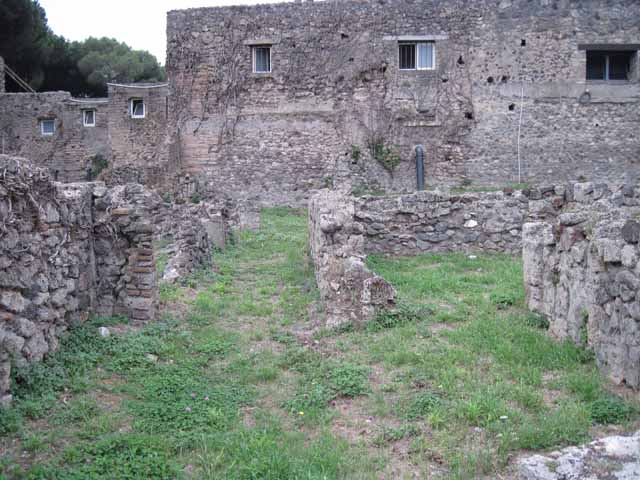 VIII.7.11 Pompeii. September 2010. South wall of area in south-west corner of garden, a room in the garden?, looking south. Photo courtesy of Drew Baker.