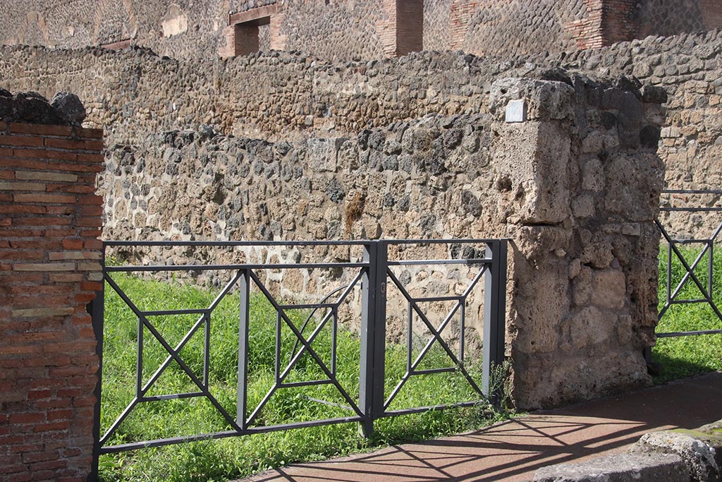 VIII.7.14 Pompeii. September 2005. Entrance and north wall of shop.