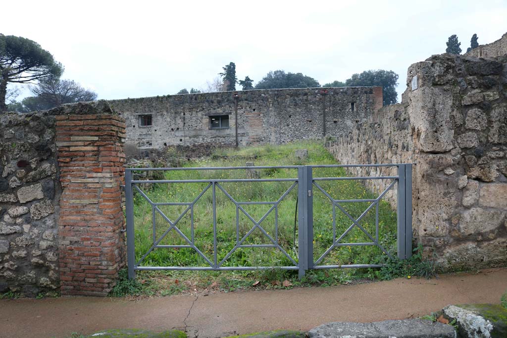 VIII.7.14 Pompeii. September 2005. Looking west into shop from entrance.