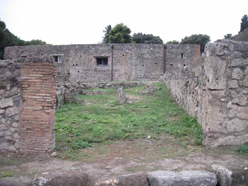 VIII.7.14 Pompeii. September 2010. Looking east to road, from rear garden or yard. Photo courtesy of Drew Baker.