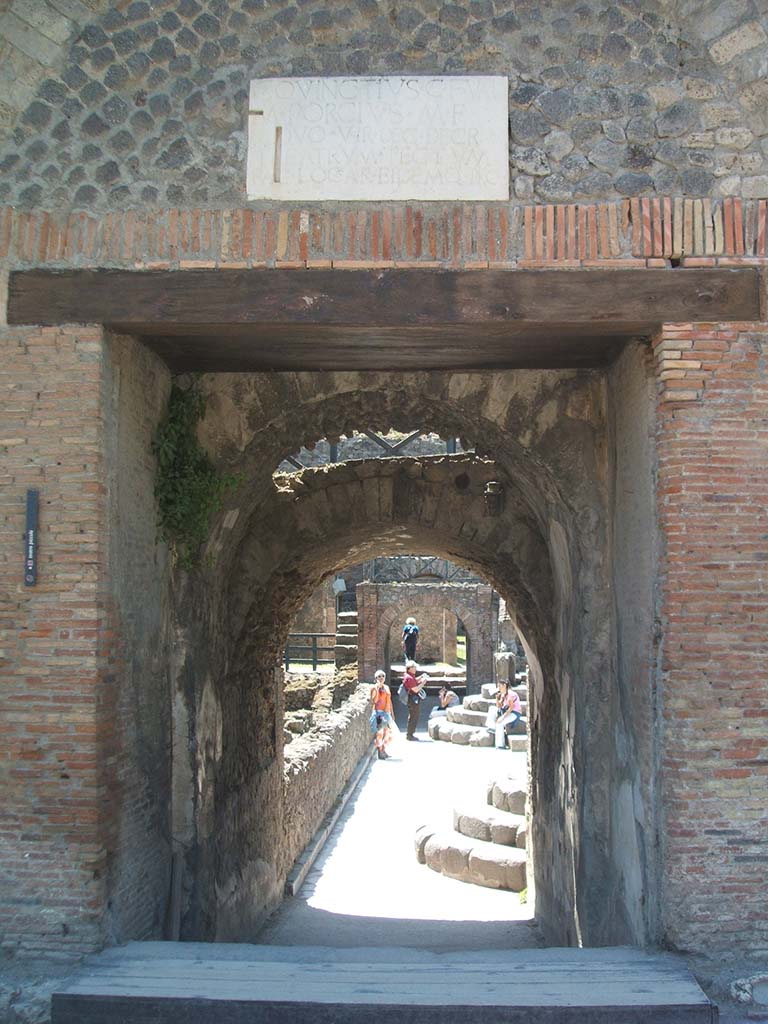 VIII.7.19 Pompeii. May 2005. Entrance. Looking west with dedication plaque above.