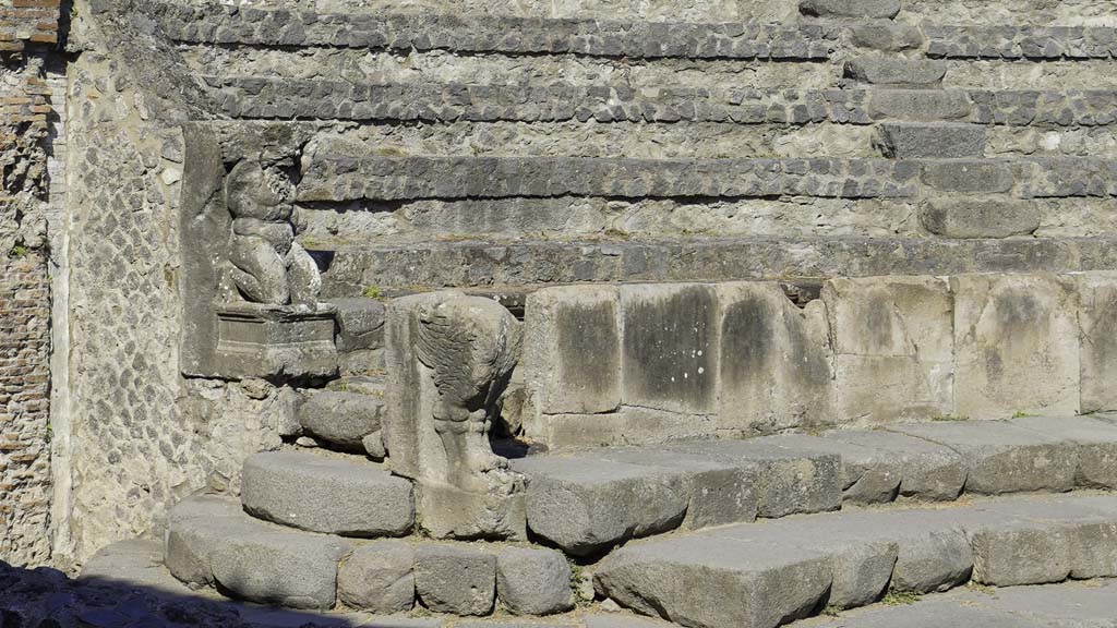 VIII.7.19 Pompeii. August 2021.
Looking towards west side near entrance/exit, with statue of Kneeling Atlas, with a tufa Lion’s foot in front. Photo courtesy of Robert Hanson.
