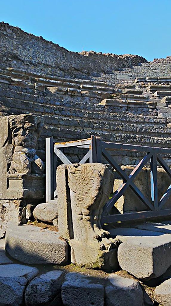 VIII.7.19 Pompeii. 2015/2016. West side near exit/entrance.
Statue of Kneeling Atlas, with a tufa Lion’s foot in front.
Photo courtesy of Giuseppe Ciaramella.
