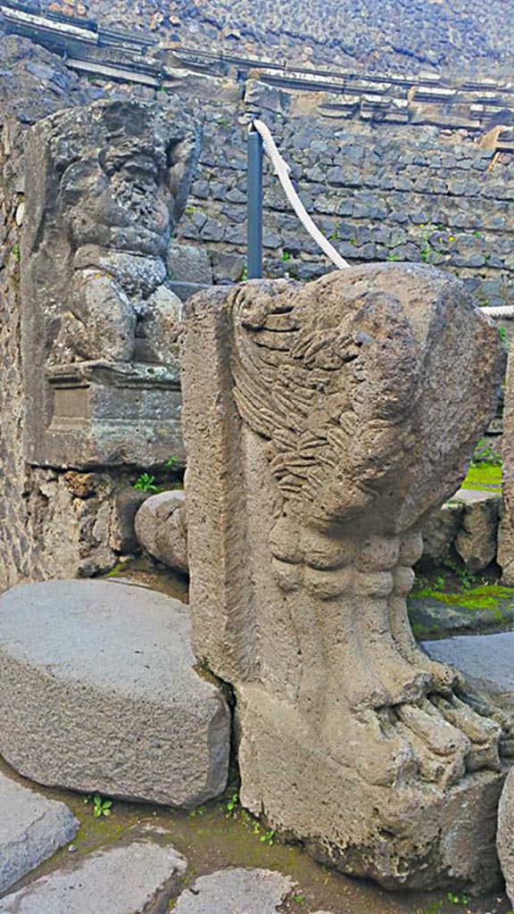 VIII.7.19 Pompeii. 2015/2016.
Statue of Kneeling Atlas, with a tufa Lion’s foot in front, on west side near exit/entrance.
Photo courtesy of Giuseppe Ciaramella.