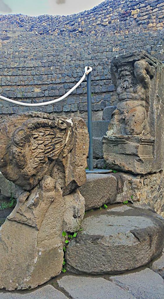VIII.7.19 Pompeii. 2015/2016.
East side, stone seating, the Lion’s foot and the Kneeling Atlas.
Photo courtesy of Giuseppe Ciaramella.