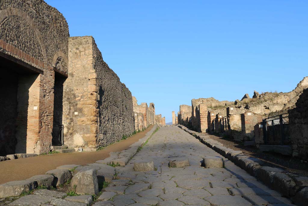 Via Stabiana, Pompeii. December 2018. Looking north from between VIII.7, on left, and I.3, on right. Photo courtesy of Aude Durand.
The entrance doorways at VIII.7.20 and VIII.7.21 are on the left.