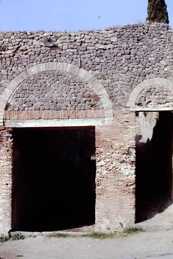 VIII.7.21 Pompeii (on right) and VIII.7.20 (on left). 1968.
Looking west towards entrances. Photo by Stanley A. Jashemski.
Source: The Wilhelmina and Stanley A. Jashemski archive in the University of Maryland Library, Special Collections (See collection page) and made available under the Creative Commons Attribution-Non-Commercial License v.4. See Licence and use details.
J68f1165