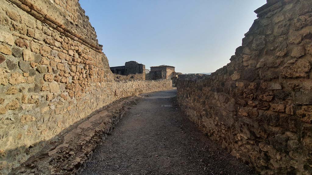 VIII.7.21 Pompeii. August 2021. Upper corridor, looking north-east towards Temple of Isis.
Foto Annette Haug, ERC Grant 681269 DÉCOR.