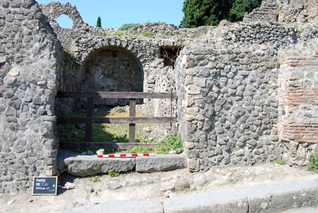 VIII.7.22 Pompeii. June 2009. Entrance doorway, threshold, pavement and fa�ade. Photo courtesy of Sera Baker.