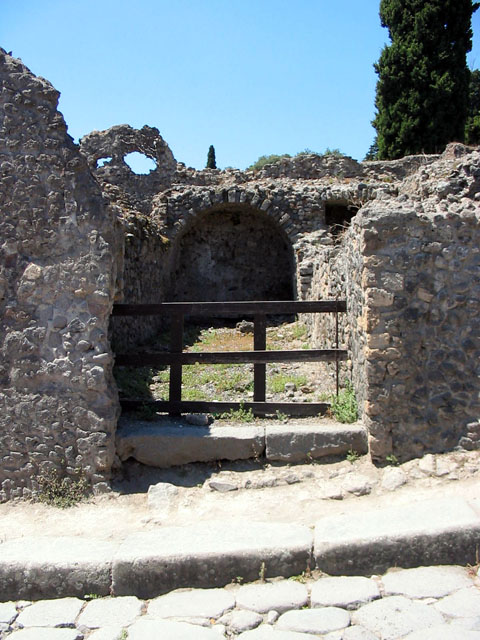 VIII.7.22 Pompeii. June 2009. Exterior wall façade on south side of entrance doorway.
Photo courtesy of Sera Baker.