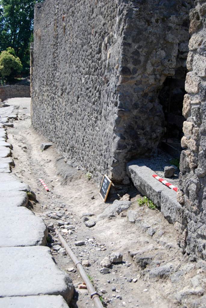 VIII.7.22 Pompeii. June 2009. Looking south along fa�ade and pavement on Via Stabiana. Photo courtesy of Sera Baker.
