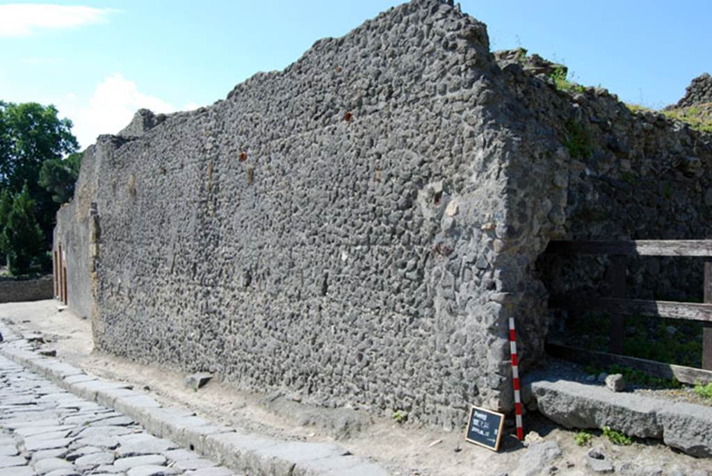VIII.7.22 Pompeii. June 2009. Exterior wall fa�ade on south side of entrance doorway. 
Photo courtesy of Sera Baker.
