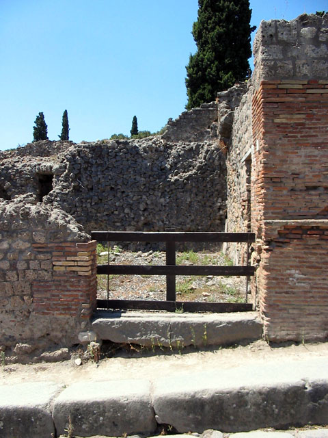 VIII.7.23 Pompeii. June 2009. East wall of entrance room, with doorway onto Via Stabiana. Photo courtesy of Sera Baker.