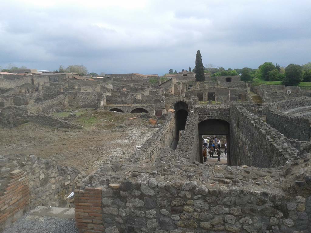 VIII.7.26 and 24, on left. April 2014. South end of garden areas, on left.
Steps and corridor (VIII.7.21) corridor in centre, and VIII.7.20, centre right.
Looking east across top of Via Stabiana towards Reg. I, from area at top of Theatres.
Photo courtesy of Klaus Heese.