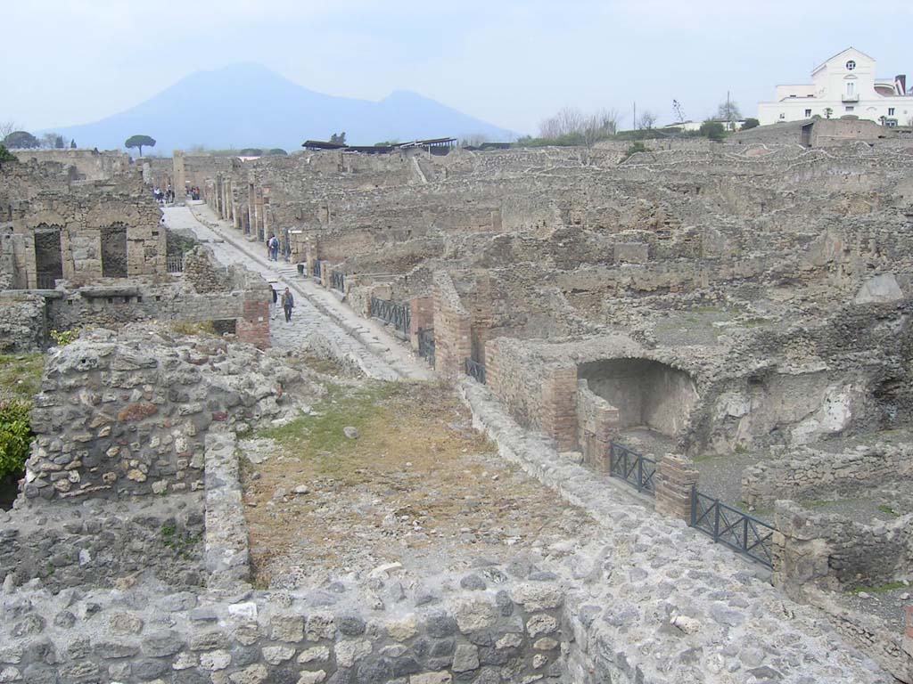 VIII.7.24 Pompeii, on left. April 2005. Looking north along Via Stabiana towards the crossroads of Holconius.
Reg. I, is on the right. Photo courtesy of Klaus Heese.
