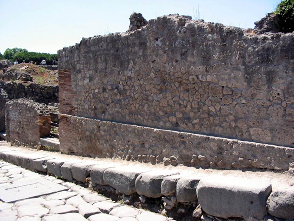 VIII.7.24 Pompeii. June 2007. Exterior wall fa�ade on south side of entrance doorway, looking towards VIII.7.23. Photo courtesy of Sera Baker.
