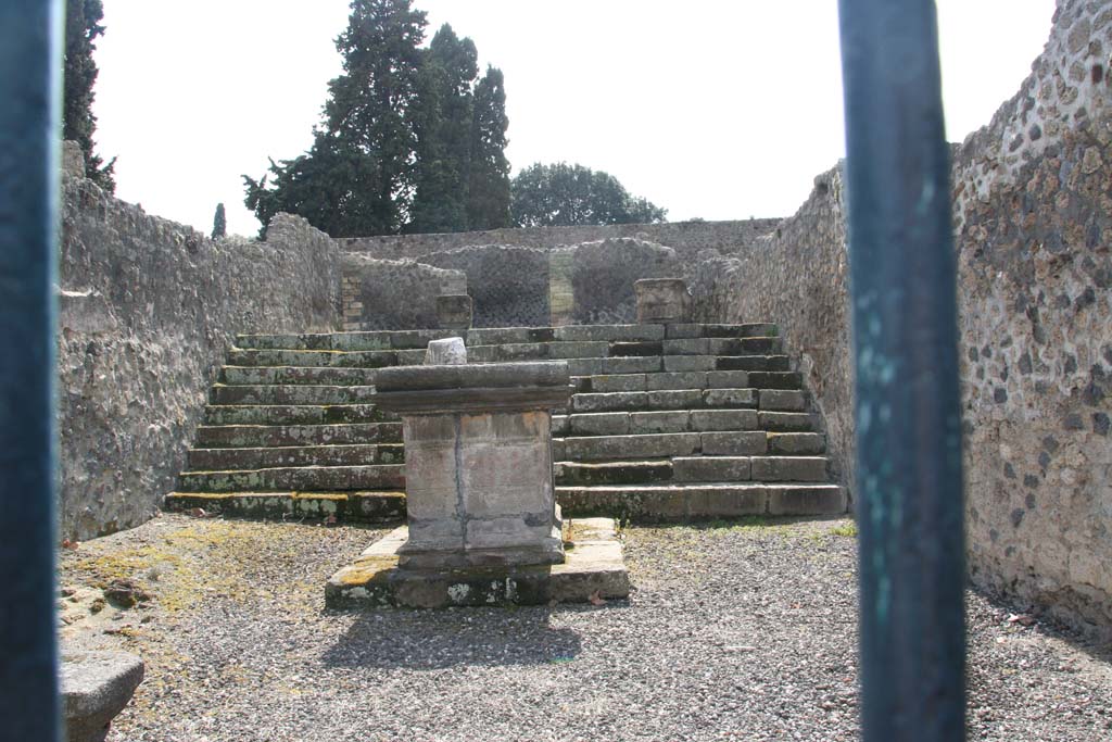 VIII.7.25 Pompeii. April 2013. Looking west from entrance doorway. Photo courtesy of Klaus Heese.

