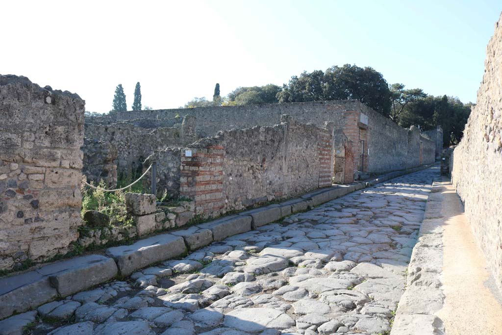 VIII.7.26, Pompeii. December 2018. 
Looking towards entrance doorway, on left, on south side of Via del Tempio d�Iside. Photo courtesy of Aude Durand.

