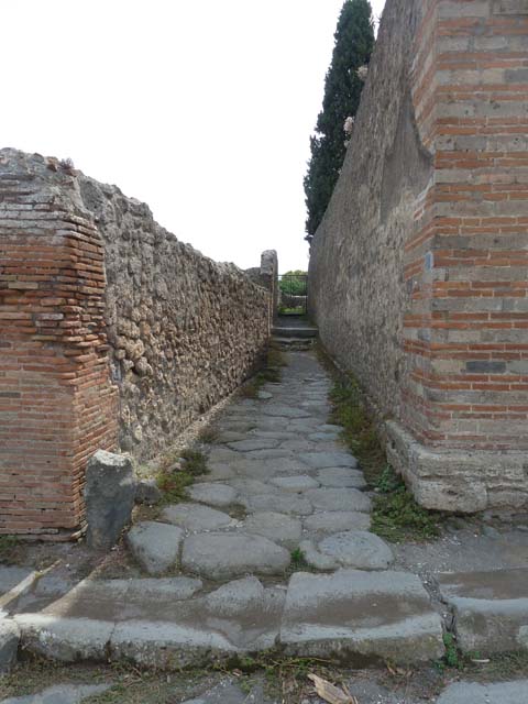 VIII.7.27 Pompeii. September 2010. ID Plate on west side of entrance.
Photo courtesy of Drew Baker.
