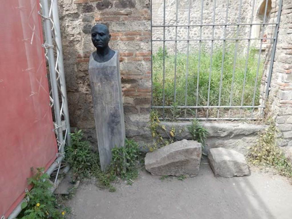 VIII.7.28 Pompeii. May 2017. Reproduction herm of Gaius Norbanus Sorex.
Found against south wall of the south-west corner of the portico.
Now in Naples Archaeological Museum. Inventory number 4991.
Photo courtesy of Buzz Ferebee.