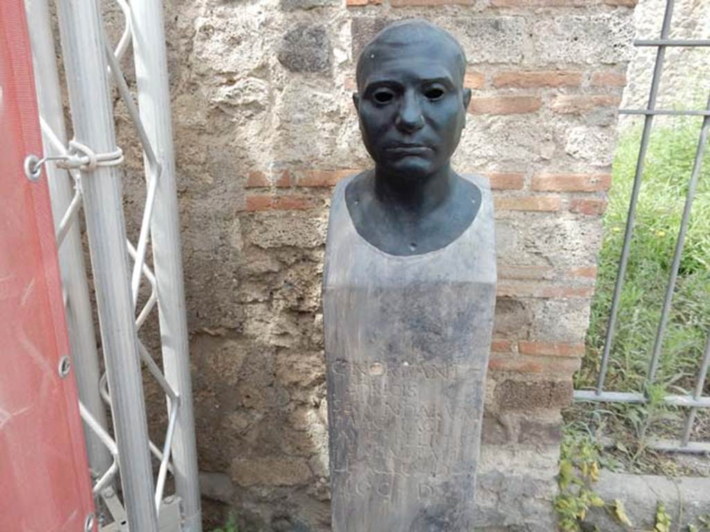 VIII.7.28 Pompeii. May 2017. Reproduction herm of Gaius Norbanus Sorex.
Photo courtesy of Buzz Ferebee.