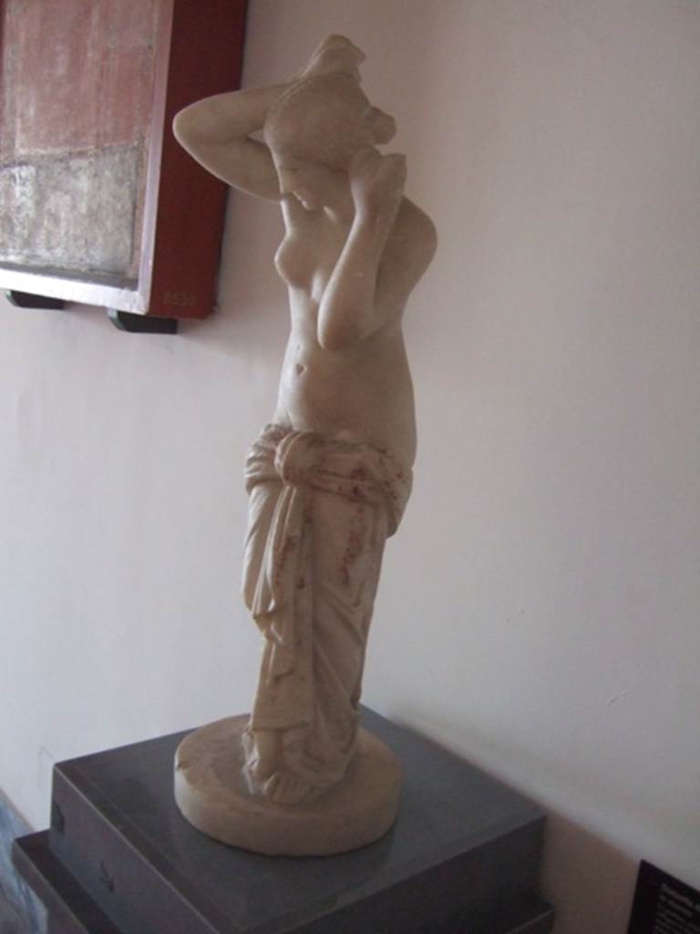 VIII.7.28 Pompeii. Marble statue of Venus Anadyomene (Venus drying her hair after a bath).
Found against the west wall of the colonnade in the south west corner.
Now in Naples Archaeological Museum. Inventory number 6298.