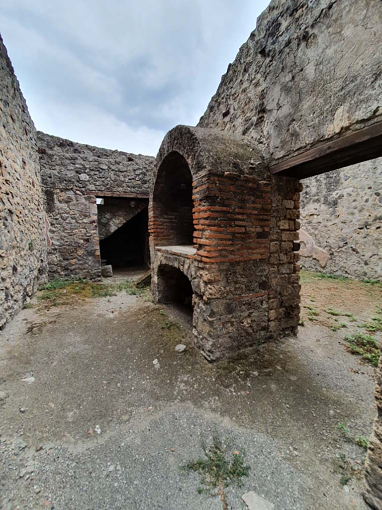 VIII.7.28 Pompeii. August 2021. Looking south into Priest’s Kitchen.
Foto Annette Haug, ERC Grant 681269 DÉCOR.