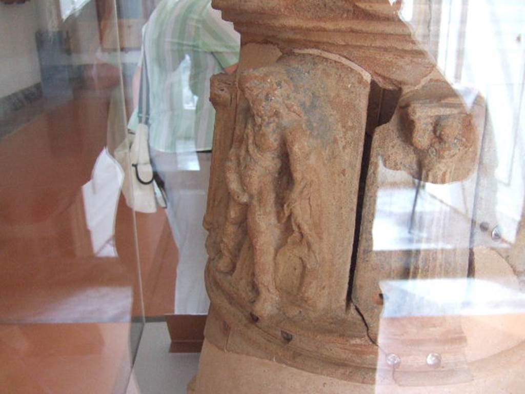 VIII.7.28 Pompeii. 2010. Detail from puteal decorated with youth with vase on left shoulder.
Found in the area of the pastophorium (priest’s accommodation).
Now in Naples Archaeological Museum. Inventory number 22381.
