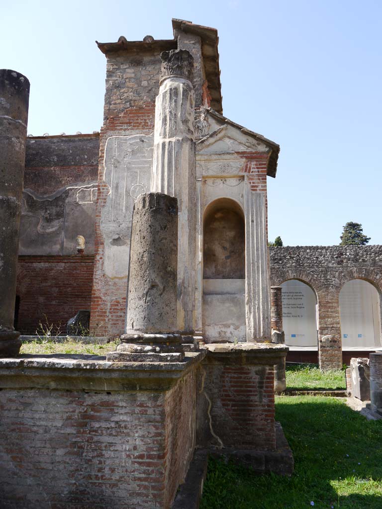 VIII.7.28 Pompeii. September 2018. Looking towards niche at north end of east side of Temple.
Foto Anne Kleineberg, ERC Grant 681269 DÉCOR.
