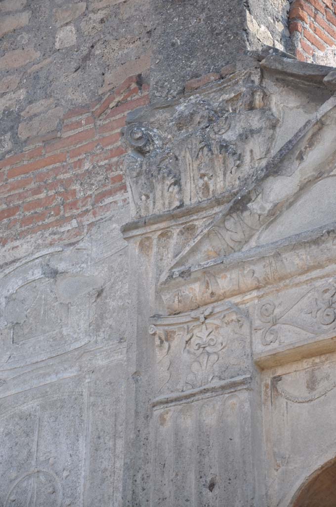 VIII.7.28, Pompeii. July 2017.
Detail of stucco decoration at upper north end of east side above niche.
Foto Anne Kleineberg, ERC Grant 681269 DÉCOR.