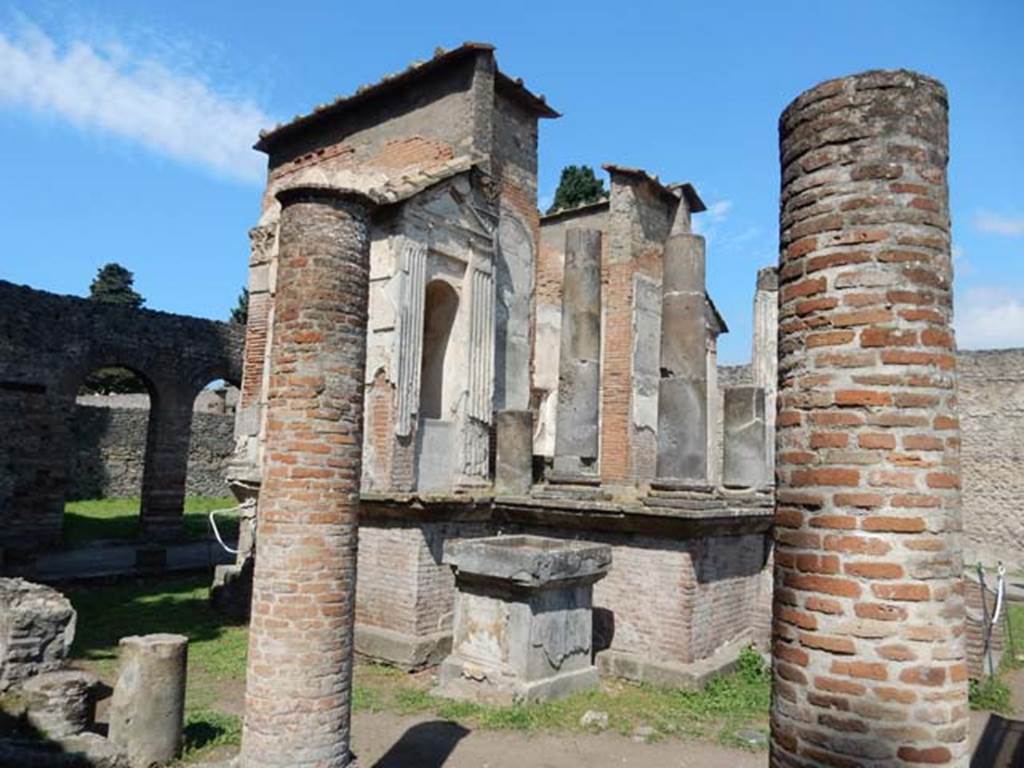 VIII.7.28, Pompeii. May 2015. Looking towards south-east corner of the podium.
Photo courtesy of Buzz Ferebee.