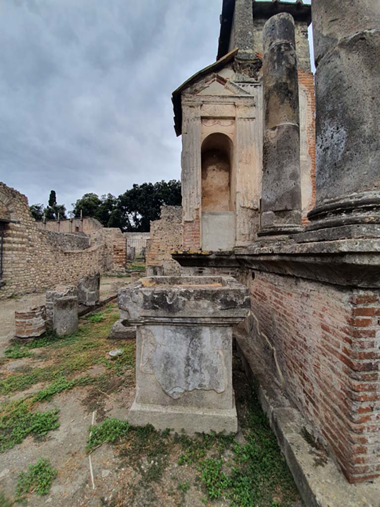 VIII.7.28 Pompeii. August 2021.
Looking across an altar towards niche at south end of east front façade of Temple.
Foto Annette Haug, ERC Grant 681269 DÉCOR.
