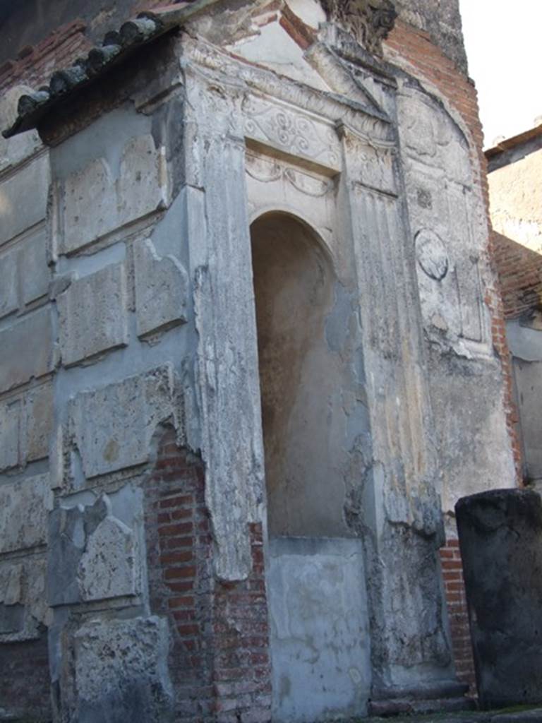 VIII.7.28 Pompeii. March 2009. Niche on south side.