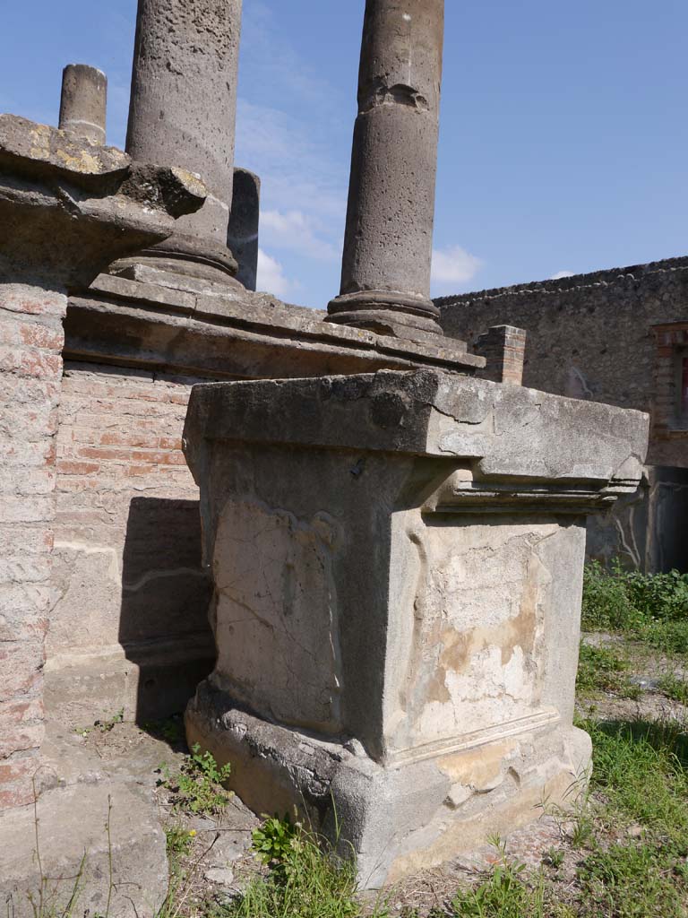 VIII.7.28 Pompeii. September 2018. Looking towards west and south side of altar.
Foto Anne Kleineberg, ERC Grant 681269 DÉCOR.