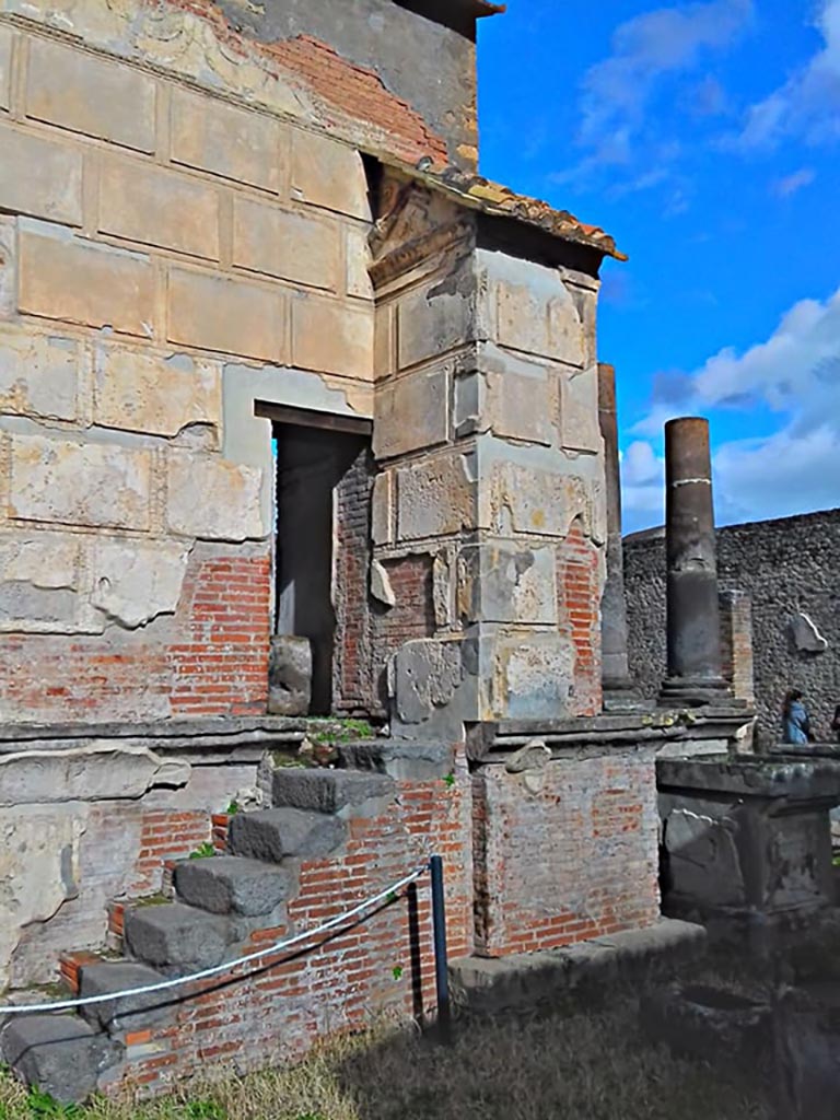 VIII.7.28 Pompeii. 2017/2018/2019.
Looking towards south-east corner and south wall with steps. Photo courtesy of Giuseppe Ciaramella.