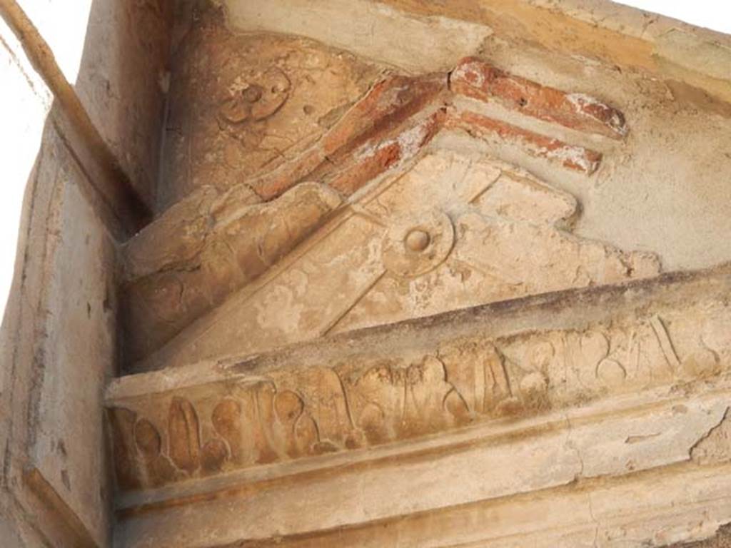 VIII.7.28, Pompeii. May 2015. Detail of decorative stucco on west wall of south side.
Photo courtesy of Buzz Ferebee.