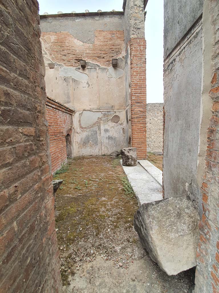 VIII.7.28 Pompeii. August 2021. Looking north through doorway in south wall, across cella to north wall.
Foto Annette Haug, ERC Grant 681269 DÉCOR.