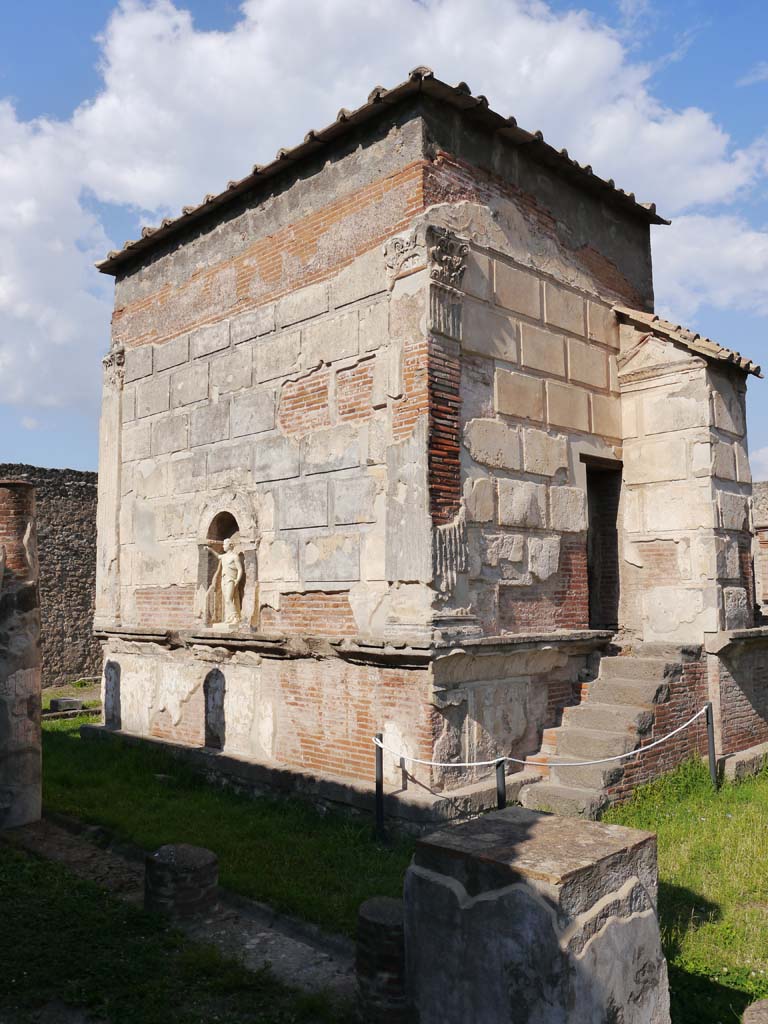 VIII.7.28 Pompeii. September 2018.
Looking north-east towards the rear west and south sides of the cella, from south-west corner.
Foto Anne Kleineberg, ERC Grant 681269 DÉCOR.