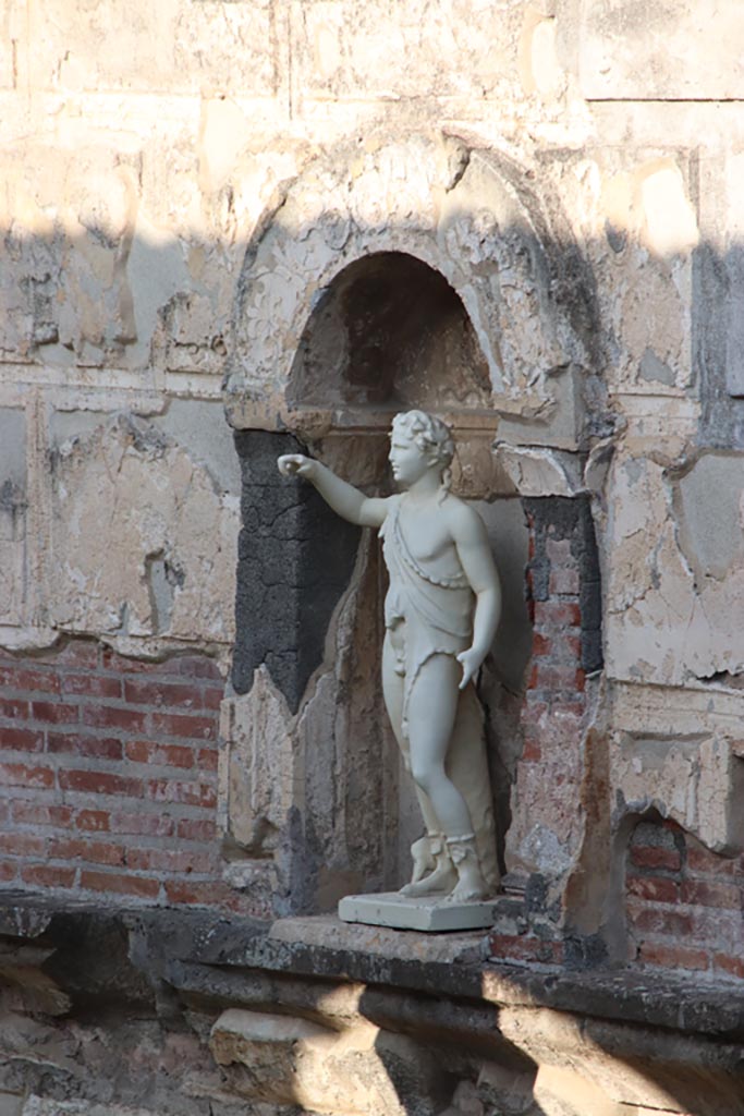 VIII.7.28 Pompeii. October 2023.
Reproduction statue of Bacchus (Dionysus) in niche set into west wall. Photo courtesy of Klaus Heese.