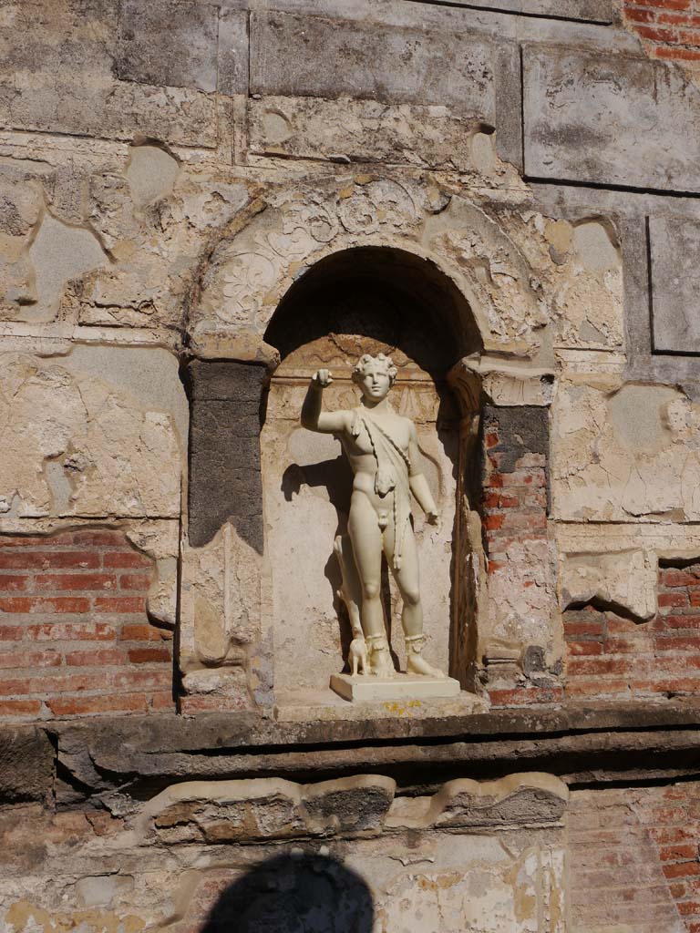 VIII.7.28 Pompeii. September 2018.
Reproduction statue of Bacchus (Dionysus) with his panther in niche set into west wall.
Foto Anne Kleineberg, ERC Grant 681269 DÉCOR.