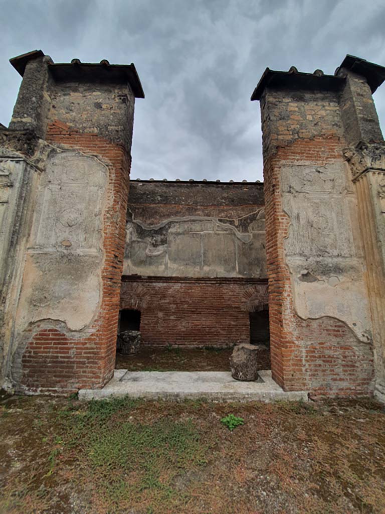VIII.7.28 Pompeii. August 2021.
Looking west towards cella entrance doorway at top of steps, with remains of decorative stucco on front wall.
Foto Annette Haug, ERC Grant 681269 DÉCOR.