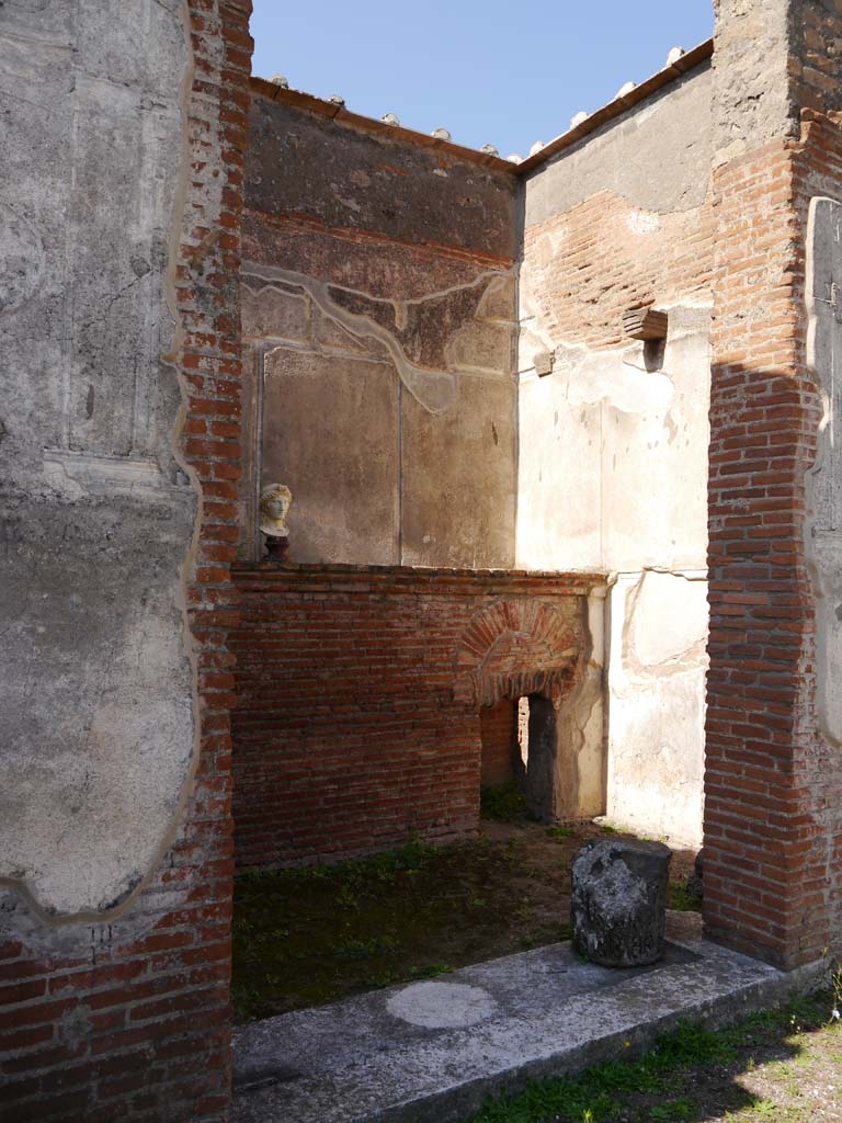 VIII.7.28 Pompeii. September 2018.
Looking through cella doorway towards north-west corner, with doorway.
Foto Anne Kleineberg, ERC Grant 681269 DÉCOR.