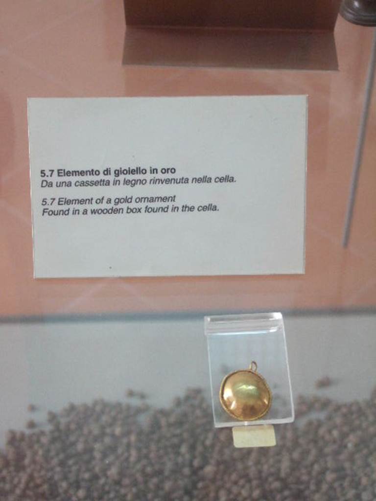 VIII.7.28 Pompeii. Gold ornament found in the cella. Now in Naples Archaeological Museum.