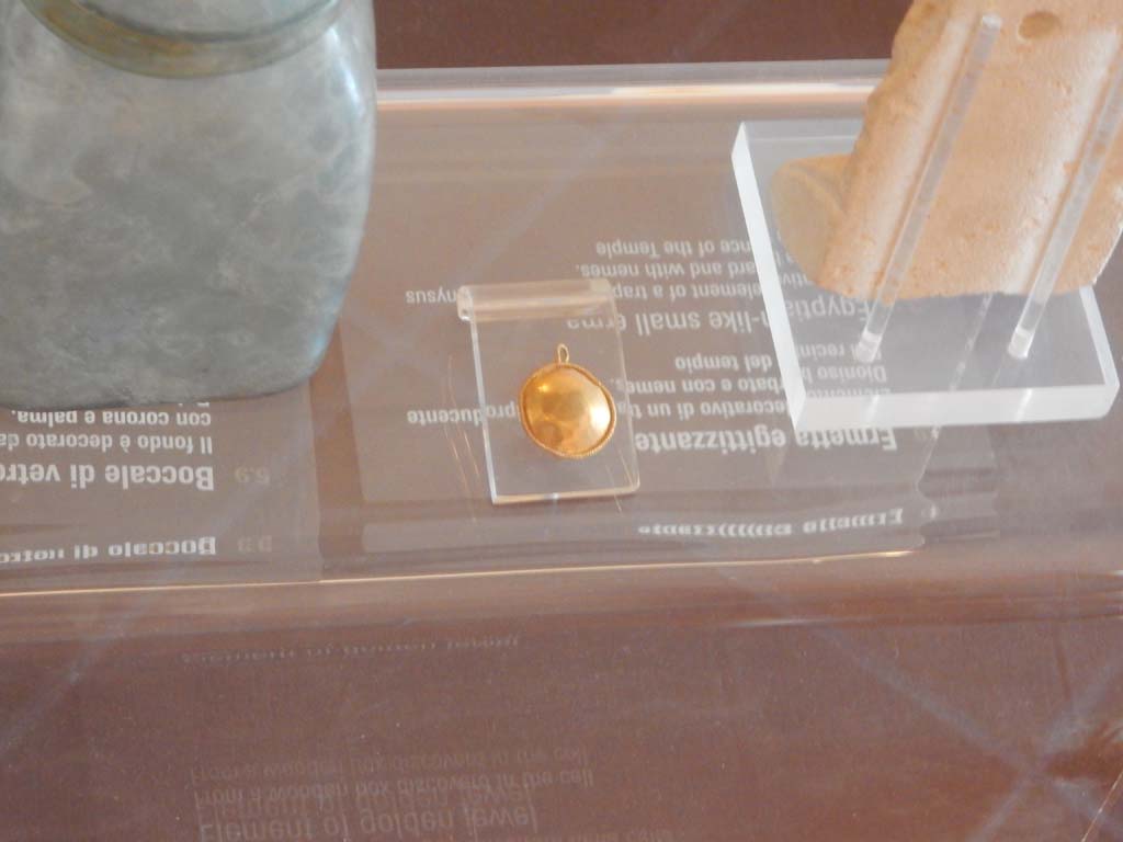 VIII.7.28 Pompeii. Gold ornament found in a wooden box in the temple cella.
Photo courtesy of Buzz Ferebee.