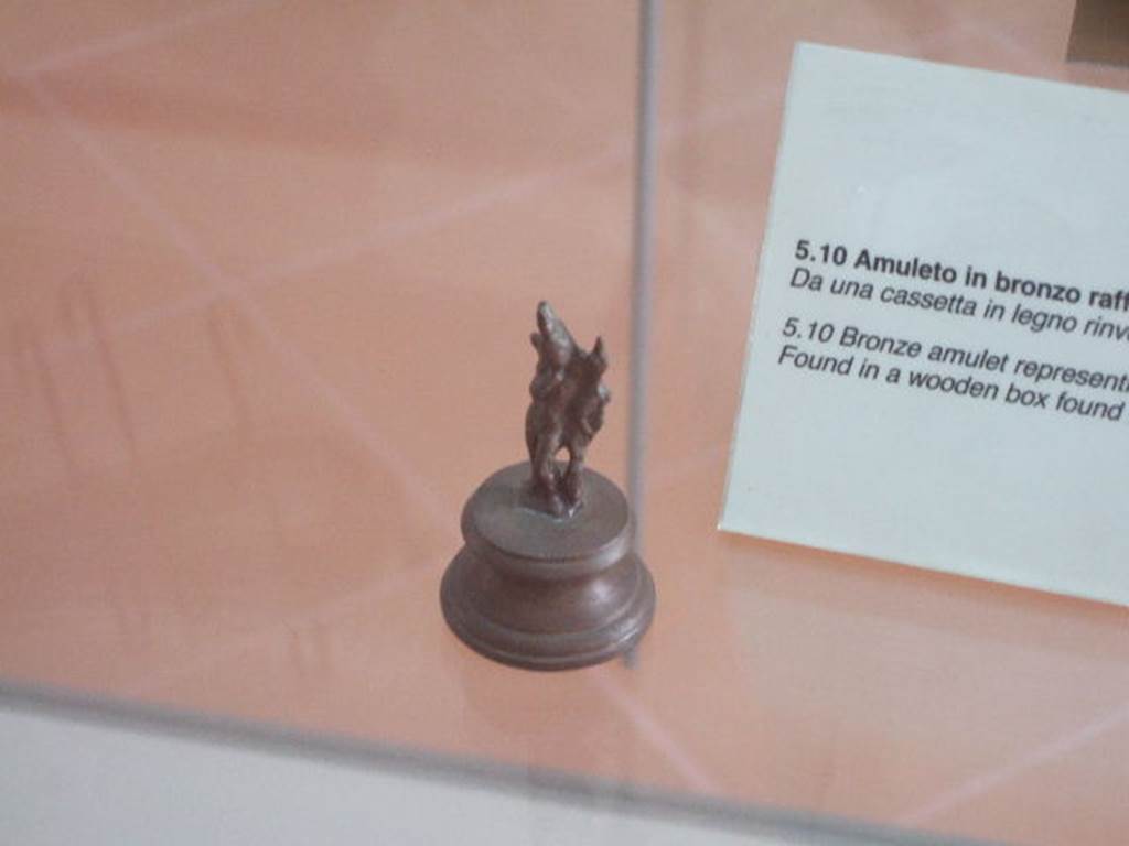 VIII.7.28 Pompeii. Bronze amulet of Harpocrates found in a wooden box in the cella.
Now in Naples Archaeological Museum. Inventory number 5334.